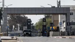 Foto de archivo muestra la entrada de una base militar cerca del desierto de Negev, en el sur de Israel. Un vehículo militar se detiene ante la garita de seguridad