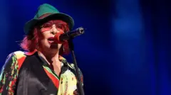 Rita Lee cantando no microfone