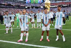 Los jugadores argentinos dieron la espalda a los españoles durante la ceremonia de entrega del trofeo de la Copa del Mundo.