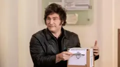Javier Milei votando