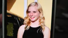 Morgan Pieper, una adolescente rubia con una camiseta negra de tirantes