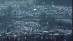 Uma multidão de pessoas usando guarda-chuvas se concentra para protestar contra a usina nuclear de Lemóniz, em imagem de arquivo