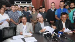 एसईई नतिजा सार्वजनिक गर्दै राष्ट्रिय परीक्षा बोर्डका अध्यक्ष महाश्रम शर्मालगायत