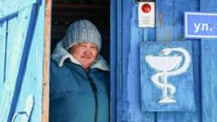 Женщина выходит из медпункта в Якутии
