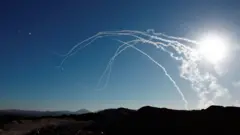 نظام القبة الحديدية الإسرائيلي المضاد للصواريخ يعمل على اعتراض الصواريخ التي يتم إطلاقها من لبنان باتجاه إسرائيل، وسط أعمال عدائية عبر الحدود بين حزب الله وإسرائيل، كما شوهد من قرب عين يعقوب، شمال إسرائيل