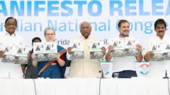 कांग्रेस का घोषणा पत्र जारी करते नेता