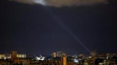 Прожектор в небе над Киевом в ночь на 8 мая 2024 года
