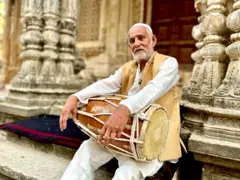 હાજી રમકડું, ગુજરાત, પદ્મશ્રી, કળા, સંગીત, ઢોલક, તબલા, ઢોલ, મીર, જૂનાગઢ, હાજી, દિવાળીબહેન ભીલ, પ્રાણલાલ વ્યાસ, ગઢવી, ડાયરો
