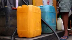 ඉන්ධන කෑන් දෙකක්,සංරක්ෂිත ඡායාරූපයකි