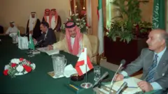 O Ministro das Relações Exteriores da Arábia Saudita, Príncipe Saul al-Faisal (ao centro) e sua equipe fazem a mediação das negociações de paz entre políticos libaneses em negociações para acabar com a guerra civil libanesa em 1989.