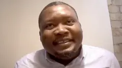 Mu mashusho yafashwe mu ibanga Dr Kelvin Alaneme yasobanuye uburyo agurisha uburyo bwo kubona visa z'akazi mu Bwongereza, nyuma abazishyuye bagasanga katabaho