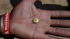 Un trozo de oro en la palma de una mano