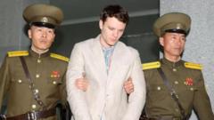 Otto Warmbier preso por policiais da Coreia do Norte