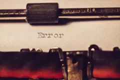 La palabra 'Error' escrita en una página que está en una máquina de escribir