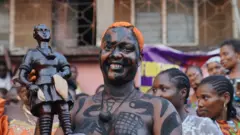 Juliana Tamunomie with di Iriabo effigy as di winner for 2024 