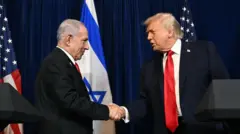 الرئيس الأمريكي دونالد ترامب (يمين) ورئيس الوزراء الإسرائيلي بنيامين نتنياهو يتصافحان لدى وصولهما للتحدث إلى الصحفيين خلال مؤتمر صحفي مشترك في مقر إقامة ترامب في مارالاغو بمدينة بالم بيتش، فلوريدا، في 29 ديسمبر/كانون الأول 2025. 
