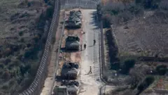 Tanques do Exército de Israel avançam pela zona desmilitarizada das Colinas de Golã.