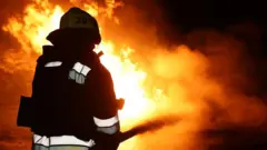 Пожарный во время тушения объекта в Днепропетровской области