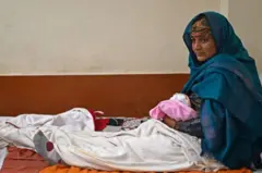 स्तनपान गराउँदै एक महिला 