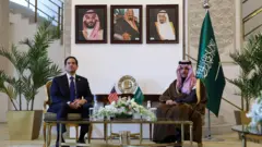 وزير الخارجية السعودي يميناً ووزير خارجية الولايات المتحدة يساراً