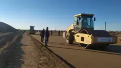 Балыкчы-Бөкөнбаев-Каракол жолунун курулушу кечеңдегени үчүн чиновниктер сөгүш алышты