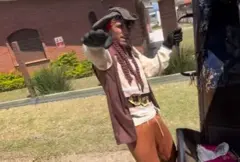 Um gari no caminhão usando uma fantasia de pirata