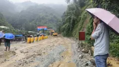 धादिङको धुनीबेँसी नगरपालिकामा सुरुङमार्गनजिक सडकमाथिबाट लेदोसहितको पहिरो खसेपछि सडक अवरुद्ध भएको छ