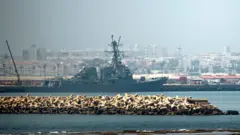 Um navio de guerra atracado na base naval hispano-americana de Rota, no sul da Espanha, em junho de 2025