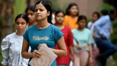 मेडिकल कलेजमा भर्ना हुनका लागि प्रवेशपरीक्षा दिन जाँदै गरेका विद्यार्थीह‌रू