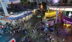 Pessoas visitam a Fremont Street Experience em 30 de agosto de 2025, no centro de Las Vegas, Nevada.