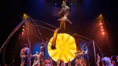 Artistas do Cirque du Soleil durante ensaio geral antes do Grande Prêmio de Fórmula 1 de Las Vegas, em 11/23