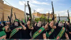 راهپیمایی حامیان حکومت با اسلحه