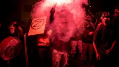 Jovens exibem placas com Geração Z em protesto