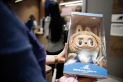 Labubu igračkica u pakovanju 