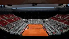 Quadra de tênis vazia