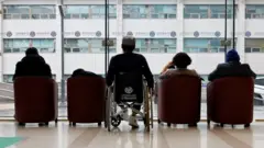 창 밖을 보고 앉은 환자들