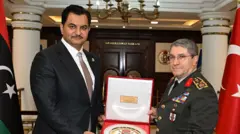 Bayraktaroğlu ve Hafter Ankara'daki Genelkurmay Başkanlığı'nda poz veriyor. 