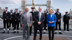 صورة تجمع رئيس المجلس الأوروبي، أنطونيو كوشتا، ورئيس الوزراء البريطاني، كير ستارمر، ورئيسة المفوضية الأوروبية أورسولا فون دير لاين.