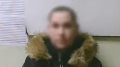 Заблюрене зображення жінки у куртці 