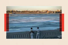 Miembros del Ejército Popular de Liberación vigilan frente a Blagovéshchensk, Rusia, junto al río Amur en Heihe, provincia china de Heilongjiang.