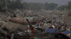 মেঘনা নদীর পাড়ে জেলেদের ট্রলার।