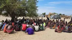 ሜዳ ላይ የተቀመጡ የዳሰነች ወረዳ ነዋሪዎች