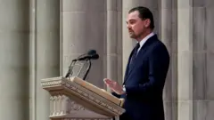 グドール氏に弔辞を述べるディカプリオ氏