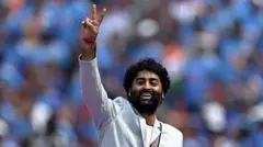 اریجیت سینگ، خواننده هندی، در حالی که یک گیتار الکتریک آبی رنگ در دست دارد و کورتی سفیدی به تن دارد، پیش از شروع مسابقه یک روزه جام جهانی کریکت مردان ۲۰۲۳ بین هند و پاکستان در ورزشگاه نارندرا مودی در احمدآباد در ۱۴ اکتوبر ۲۰۲۳ اجرا می‌کند