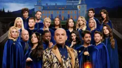 Şato önünde Altınok ve oyuncular. 