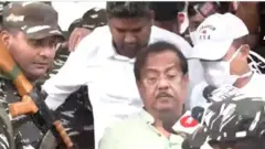 কেন্দ্রীয়বাহিনীর ঘেরাটোপে পশ্চিমবঙ্গের গ্রেপ্তার হওয়া বন মন্ত্রী জ্যোতিপ্রিয় মল্লিক (মাঝে, চশমা পরিহিত)
