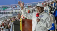  Perezida w'Uburundi Evariste Ndayishimiye arimo gushikiriza ijambo abantu isinzi. Aha ni kuri Stade Intwari, i Bujumbura, ku wa 31 Nzero (1) mu mwaka wa 2026.