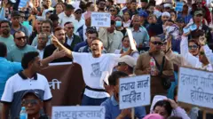 सहकारी ठगी मुद्दामा आफ्ना सभापति रवि लामिछानेलाई थुनामा परेपछि पोखरामा आन्दोलन गर्दै राष्ट्रिय स्वतन्त्र पार्टीका कार्यकर्ता 