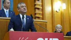 Özgür Özel CHP Grup toplantısında konuşurken. 