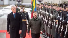 Президенты Литвы и Украины перед почетным караулом в Вильнюсе